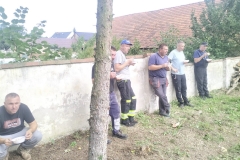 Prace porządkowe na parafialnym cmentarzu